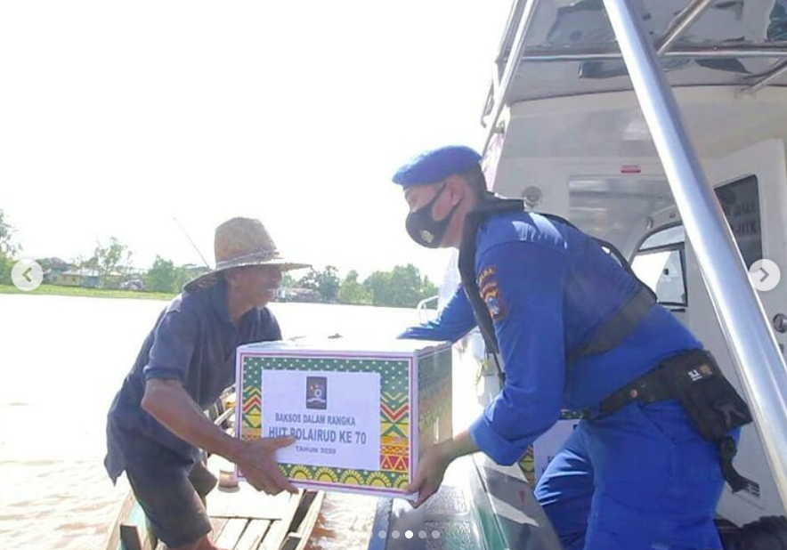 Ditpolairud Polda Kalsel membagikan Paketan Sembako