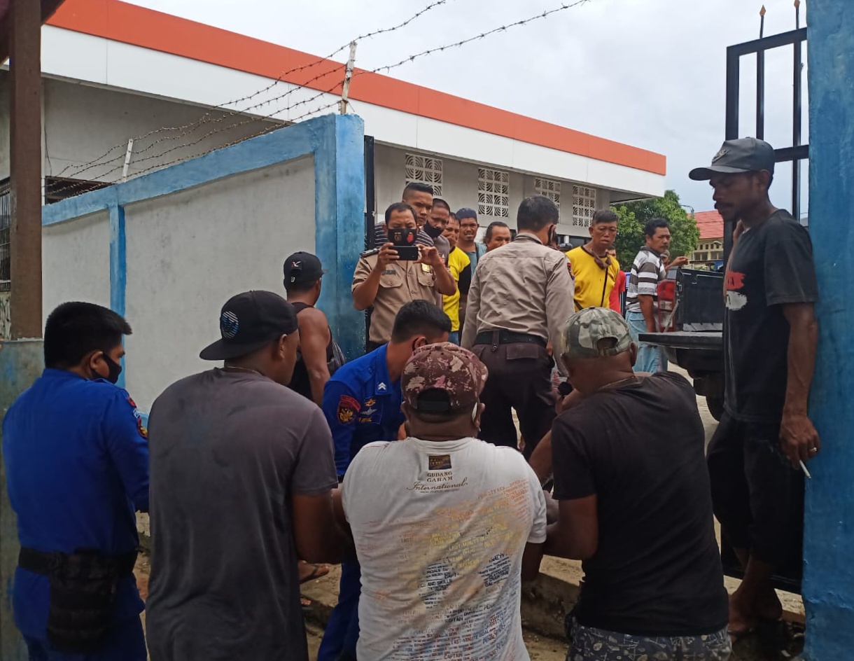 Quick Respon Sat Polair Polresta Bantu Warga Yang Jatuh Ke Laut