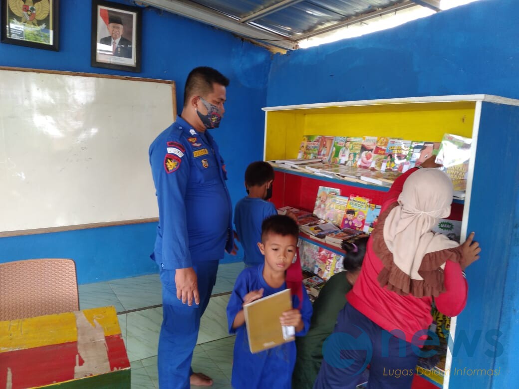 Dukung Minat Baca Anak Nelayan, Bhayangkari Bangka Barat Sumbang Buku