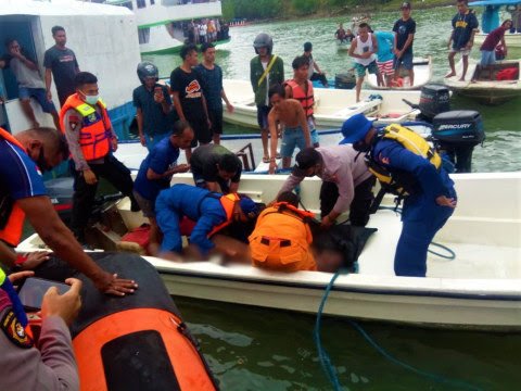 Tim SAR Evakuasi Seorang Nakhoda Kapal yang Tewas di Perairan Labuan Bajo