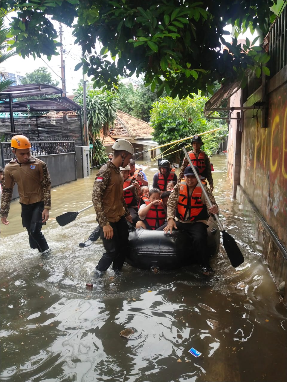 Tim SAR Ditpoludara Korpolairud bantu evakuasi warga di Komplek Polri Pejaten, Pasar Minggu