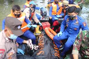 Tim SAR Ditpolair Baharkam Polri Evakuasi Jenazah di Danau Situbulakan