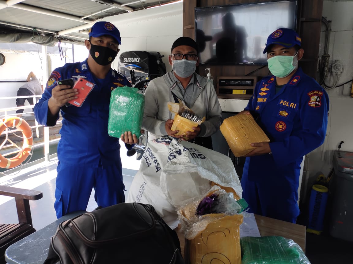 Anggota KP. Antasena – 7006 Ditpolair Korpolairud Baharkam Polri, berhasil mengamankan 252 unit handphone tanpa dokumen yang sah