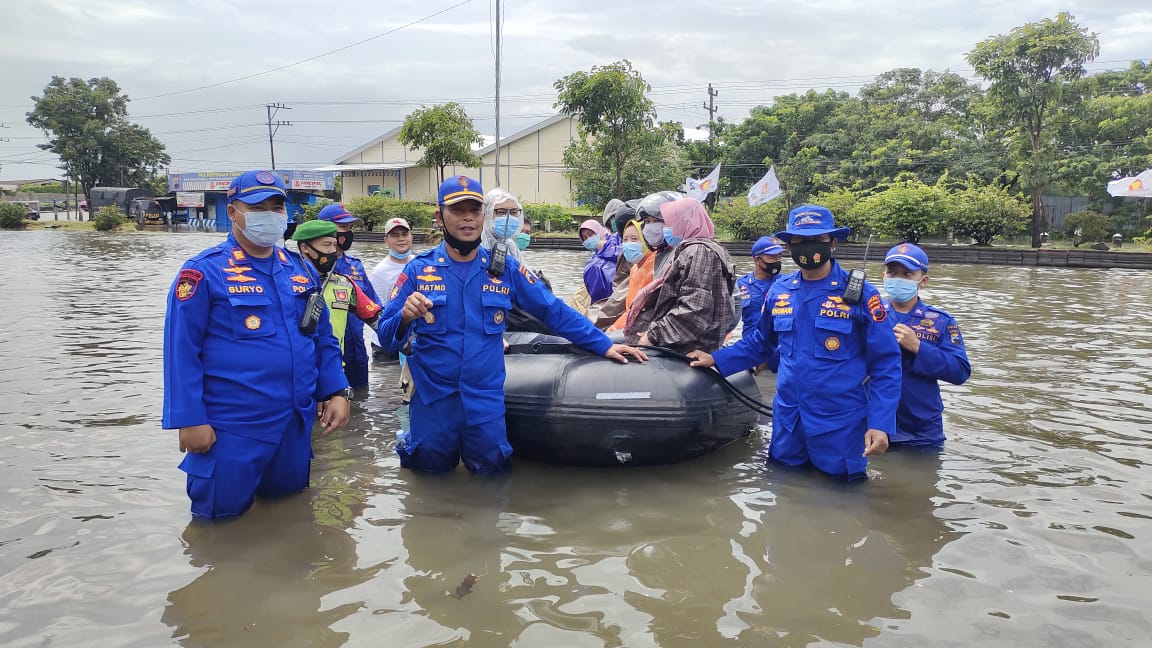 Ditpolairud Polda Jateng turun mengevakuasi korban banjir di RSI Sultan Agung Semarang