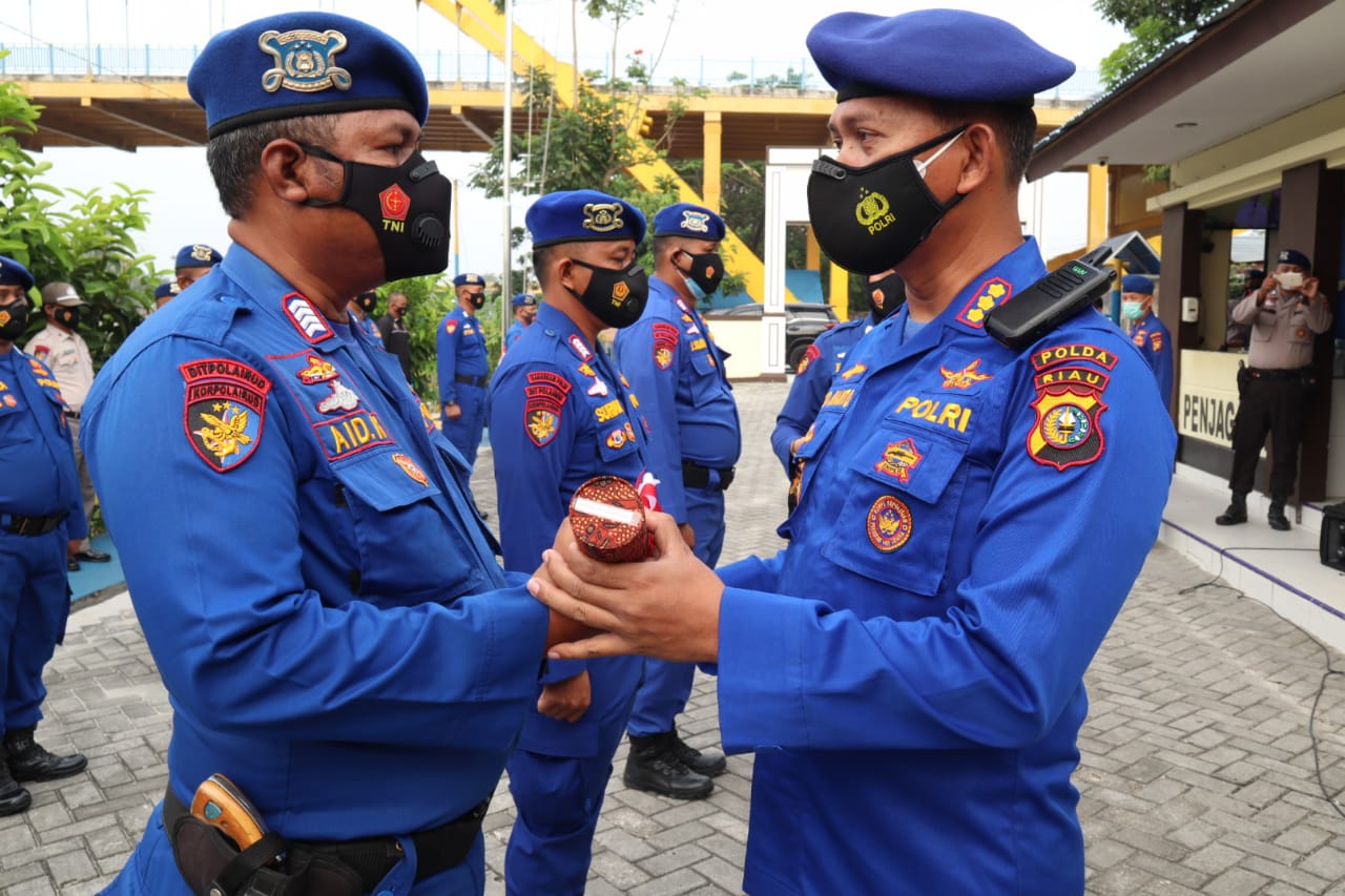Dirpolairud Polda Riau beri Reward Personel yang Berprestasi