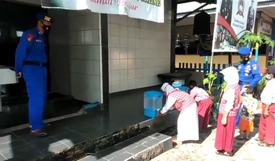 Pendampingan Kegiatan Belajar Anak-Anak Di Wilayah Perairan Sungai Mahakam Oleh Pers Ditpolairud Polda Kaltim