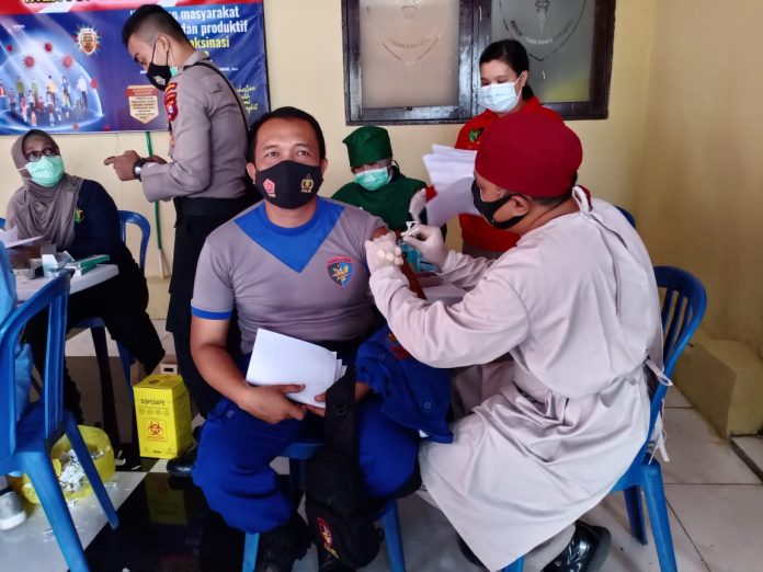 CEGAH SEBARAN VIRUS COVID-19, PERSONEL DITPOLAIRUD LAKSANAKAN VAKSIN TAHAP 2