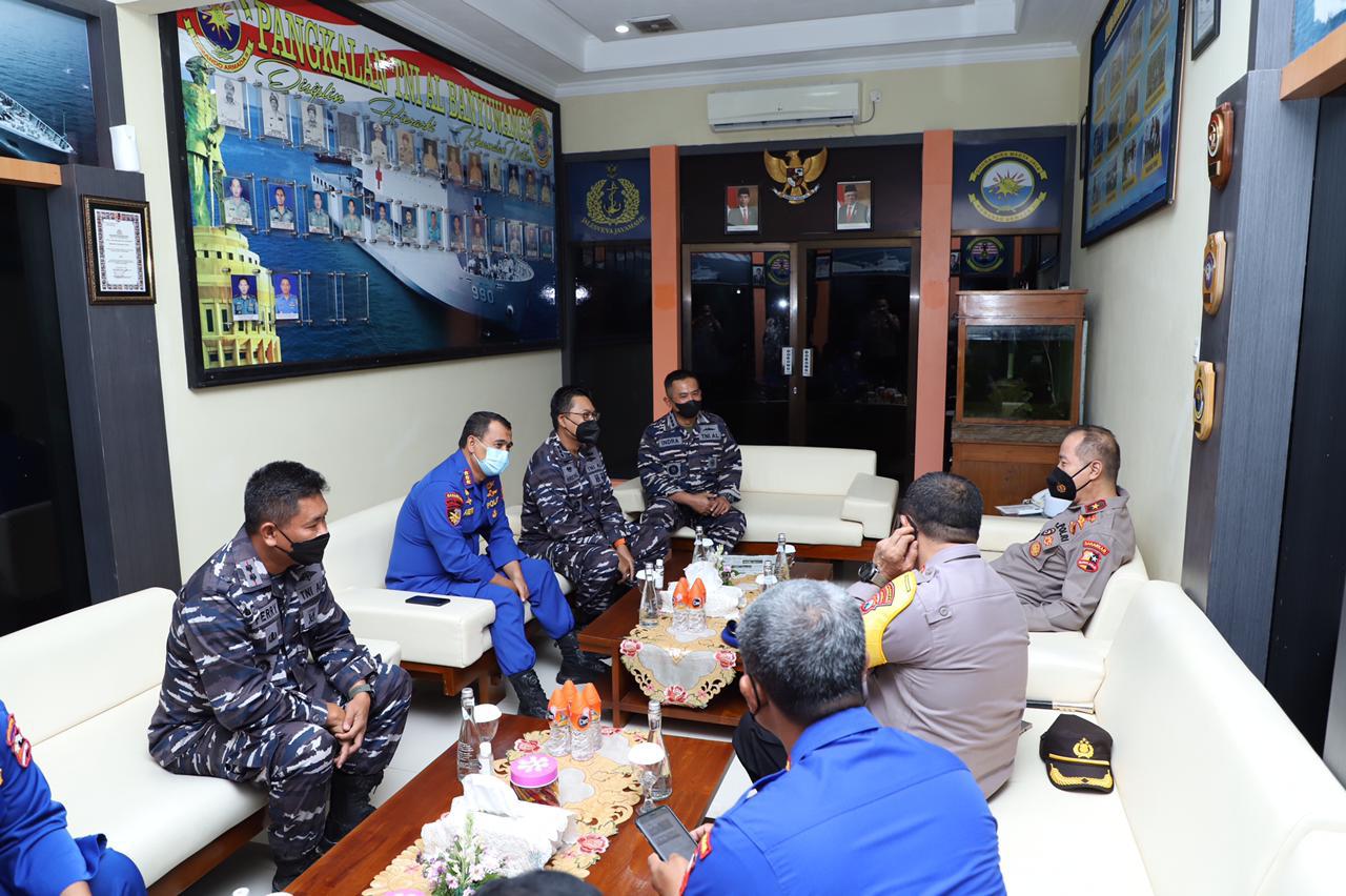 “Bantu pencarian KRI Nanggala 402, Dirpolair Korpolairud Baharkam Polri kunjungi Lanal Banyuwangi.”