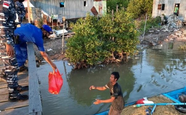 Personel Lanal Nunukan dan Personel KP XXXIV-2001 Ditpolairud Polda Kaltara Bagikan Takjil kepada Masyarakat