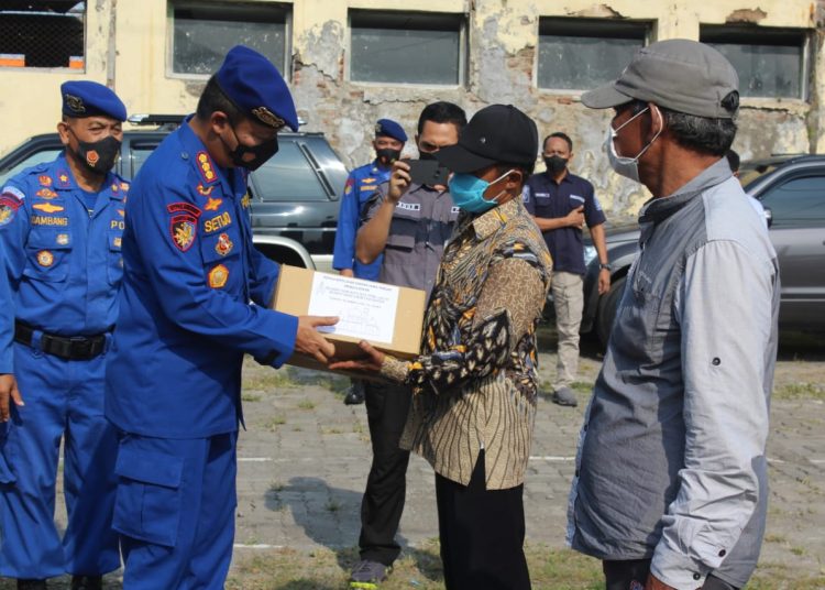 Wujud Kepedulian, Ditpolairud Polda Jateng Bagikan Sembako Kepada Masyarakat Perairan dan Pesisir