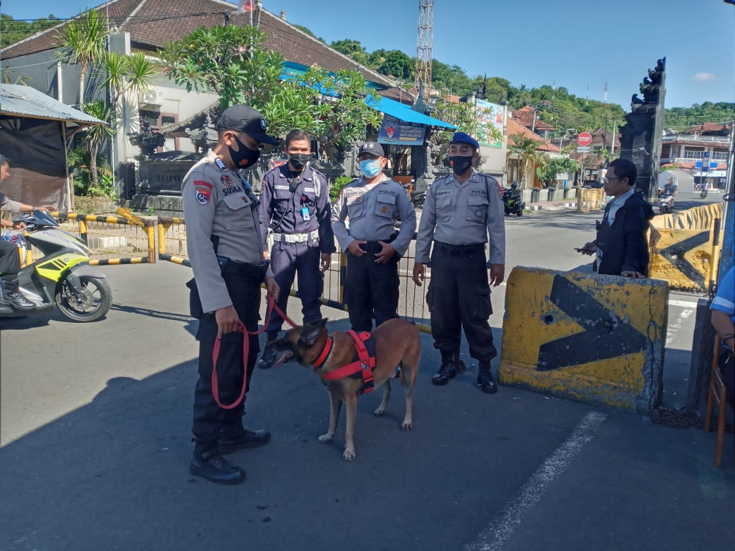 Melalui Pengamanan Terpadu Ops Ketupat Agung 2021, Sat Polairud Polres Karangasem Dengan Personel Posko Terpadu Pastikan Kamtibmas Tetap Kondusif Dikawasan Pelabuhan Padangbai Pada Hari Idul Fitri 1442 Hijriah