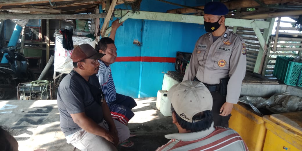 Rutinitas Sat Polair Polres Jembrana Melaksanakan Patroli Jalan Kaki Guna, Mendisiplinkan Protokol Kesehatan Untuk Memutus Penularan Covid-19 Di PPN Pengambengan.