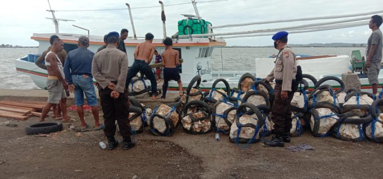Sebelum Berangkat Melaut, Petugas Kepolisian Temui Masyarakat Nelayan Di PPI Lonrae, Ini Yang Disampaikan