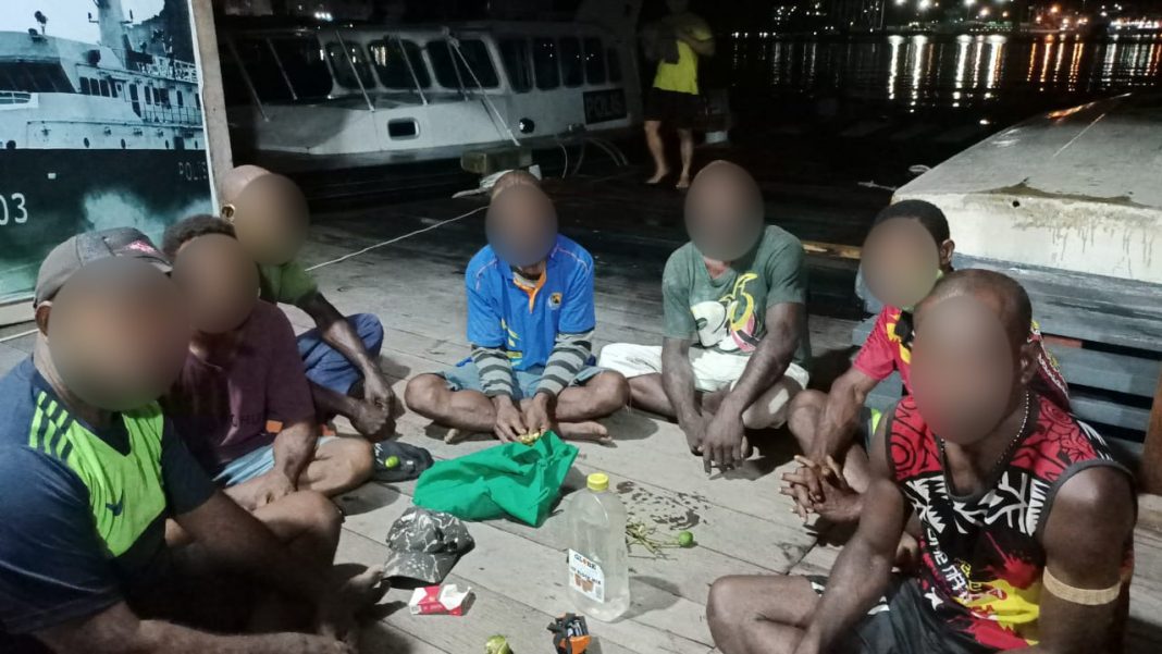 Ditpolairud Polda Papua Menggamankan 7 Orang Warga Negara Papua New Guinea