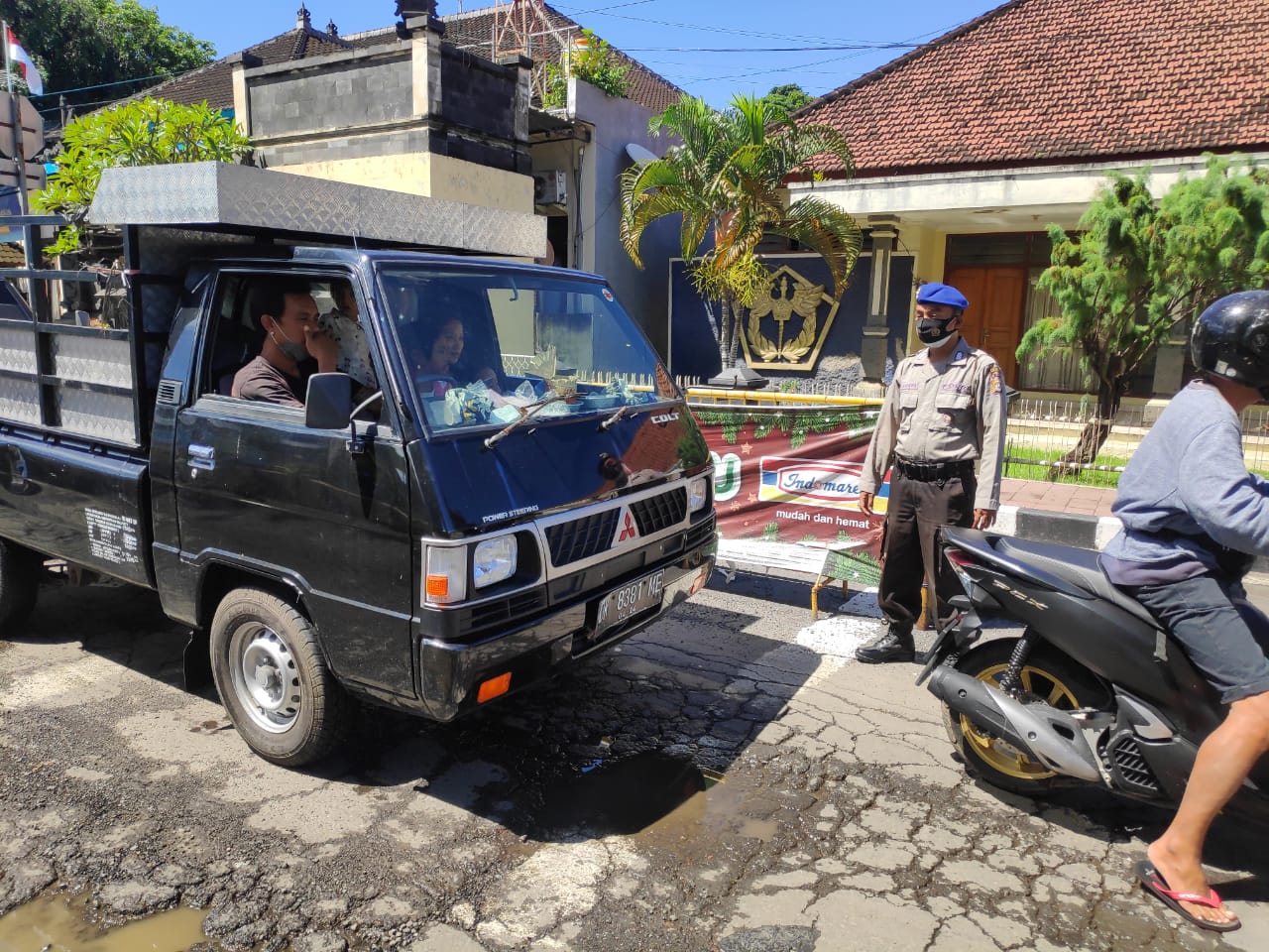 Priksa Ranmor Dan Penumpang Kapal Ferry di Dermaga Padangbai Personel, Sat Polair Polres Karangasem Juga Sosialisasikan Protokol Kesehatan Pencegahan Covid 19