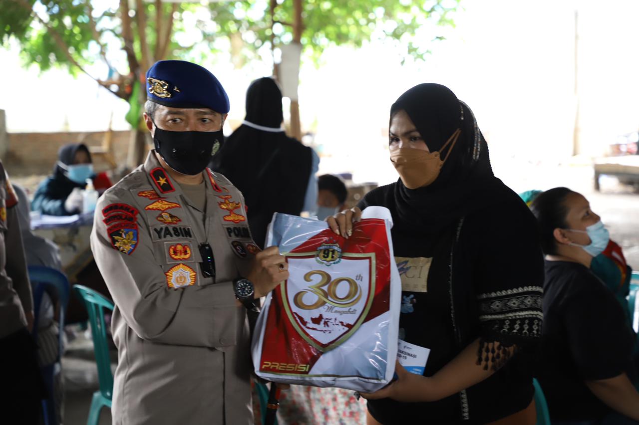 Dirpolair Korpolairud Baharkam Polri Kunjungi Gelar Vaksin dan Pemberian 2300 paket sembako dalam 30 Tahun Mengabdi Alumni Akpol 91 di Jakarta Utara
