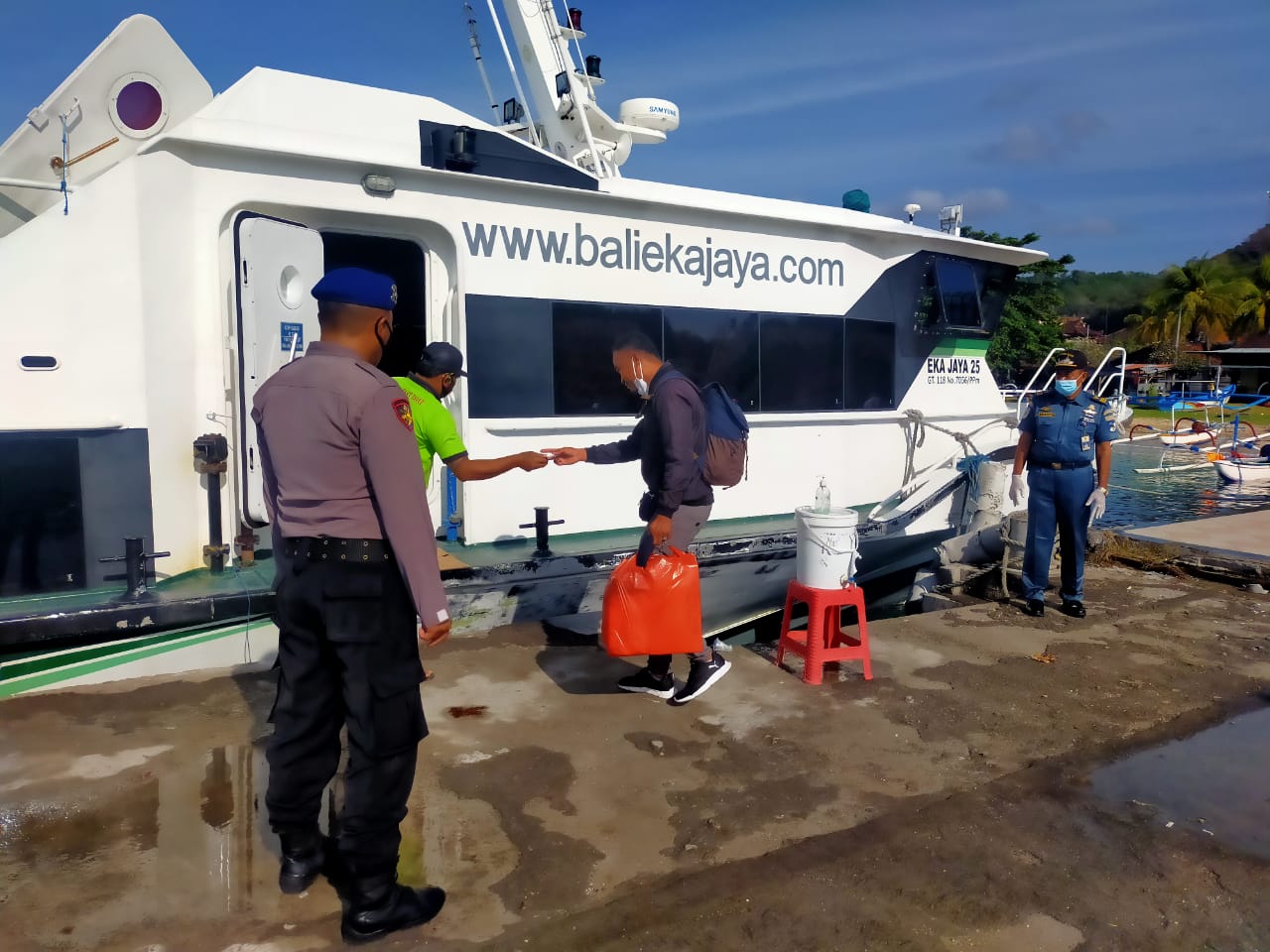 Pastikan Kelancaran Giat Bongkar Muat fast Boat, Personel Sat Polair Polres Karangasem Pam Aktivitas Masyarakat Seputaran Dermaga Rakyat Padangbai