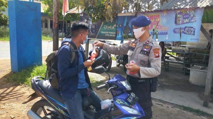 HUT RI Ke-76, Polair Polres Bengkayang Berbagi Masker Merah Putih kepada Warga