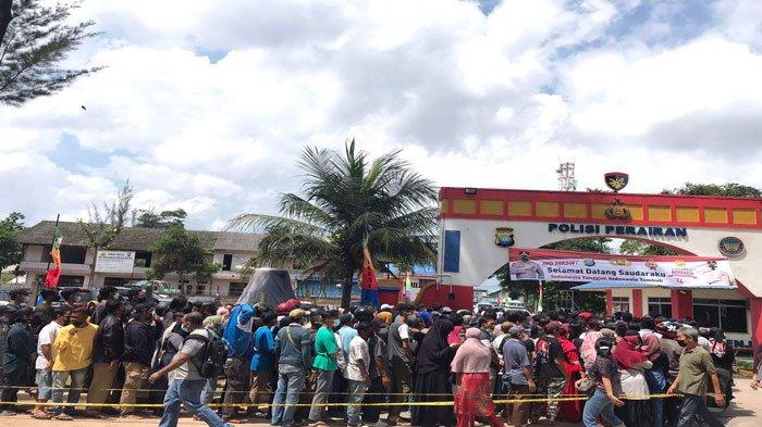 Warga Batam Serbu Mako Ditpolairud Polda Kepri, Habis Vaksin Pulang Bawa Sembako