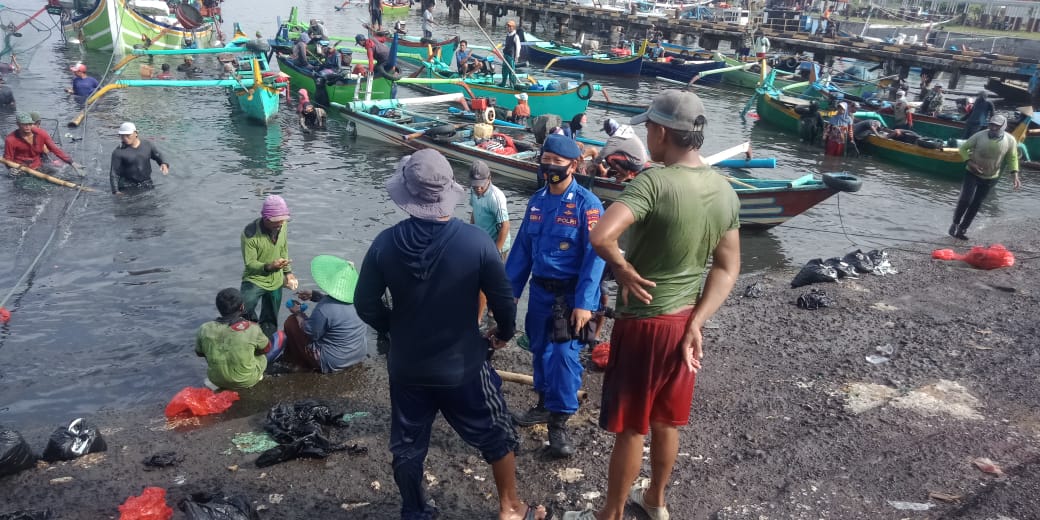Waspadai Penyebaran Covid-19, Piket Jaga Siang Sat Polairud Polres Jembrana Tingkatkan Pengawasan Dengan Melaksanakan Patroli Pesisir Pantai Pengambengan.