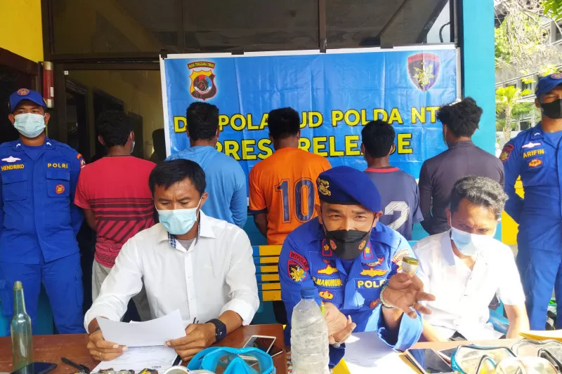 Ditpolair Baharkam Polri tangkap dua kapal gunakan bom ikan