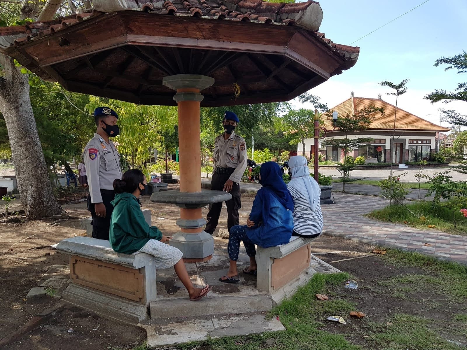 Anggota Jaga Sat Polairud Polres Jembrana Berikan Himbauan Protokol Kesehatan Kepada Warga Masyarakat Di Areal Obyek Wisata Water Bee Teluk Gilimanuk.