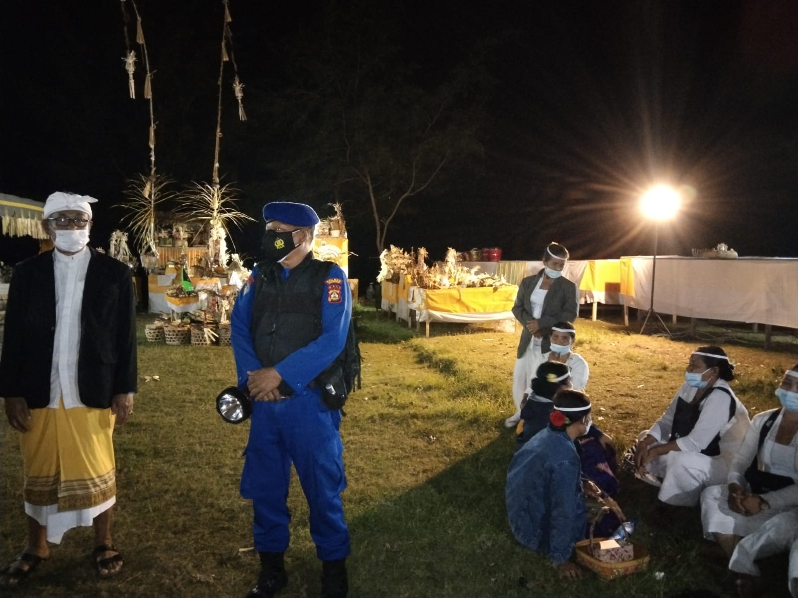 Polairud Polres Gianyar Laksanakan Pengamanan Upacara Melis di Pantai Masceti
