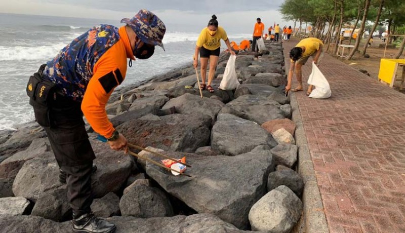 Polairud Polres Gianyar bersama Trash Hero Indonesia chapter Masceti bersih-bersih sampah plastik di Pantai Masceti