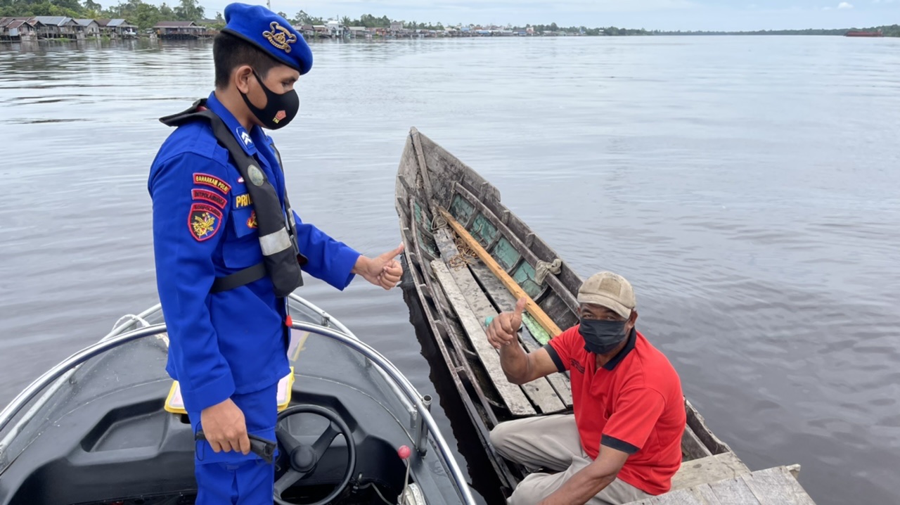 Patroli Rutin, Personel KP XVIII-2005 Selalu Ingatkan Prokes Kepada Masyarakat Bantaran Sungai Mentaya