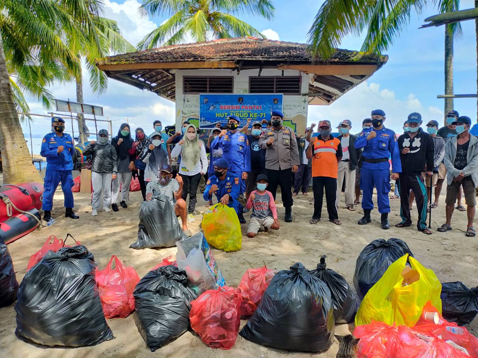 Sambut Hari Ulang Tahun ke-71, Satpolairud Polres Bontang Gelar Kerja Bakti Bersihkan Pantai