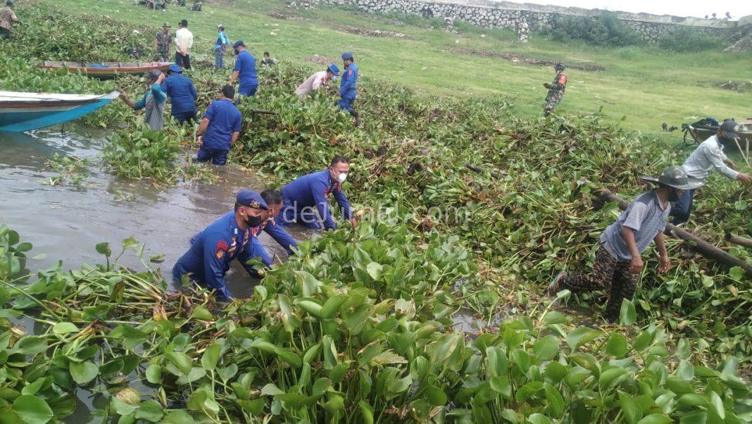 Jelang HUT Polairud ke-71, Satpolair Polres Purwakarta Bersihkan Waduk Jatiluhur