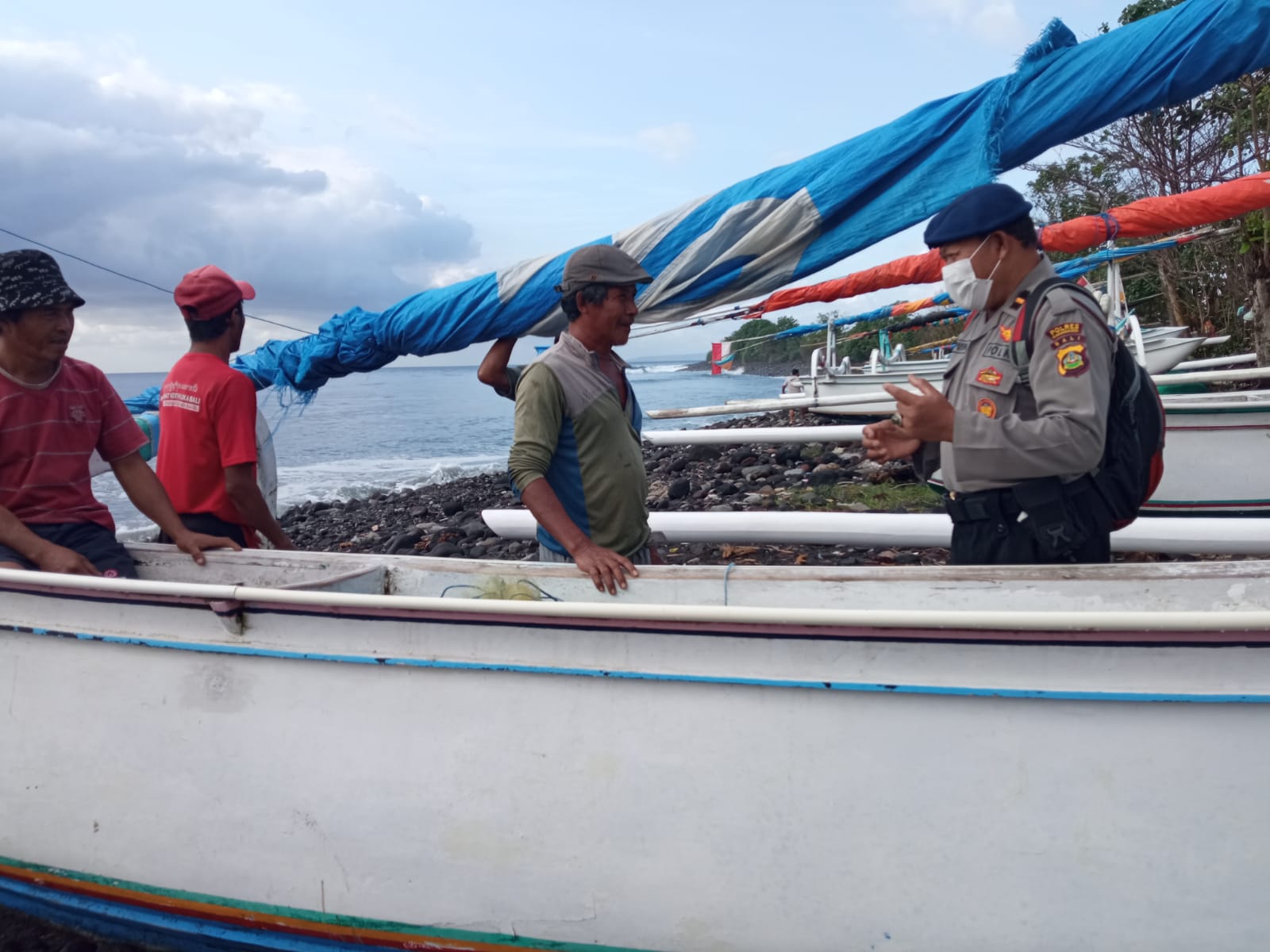 Unit Patroli Sat Polairud Polres Karangasem Kontrol Situasi Kamtibmas Pesisir serta Ajak Masyarakat Pesisir Aktif Jaga kamtibmas Kawasannya Serta Untuk Dukung Upaya Pemerintah Atasi Covid 19