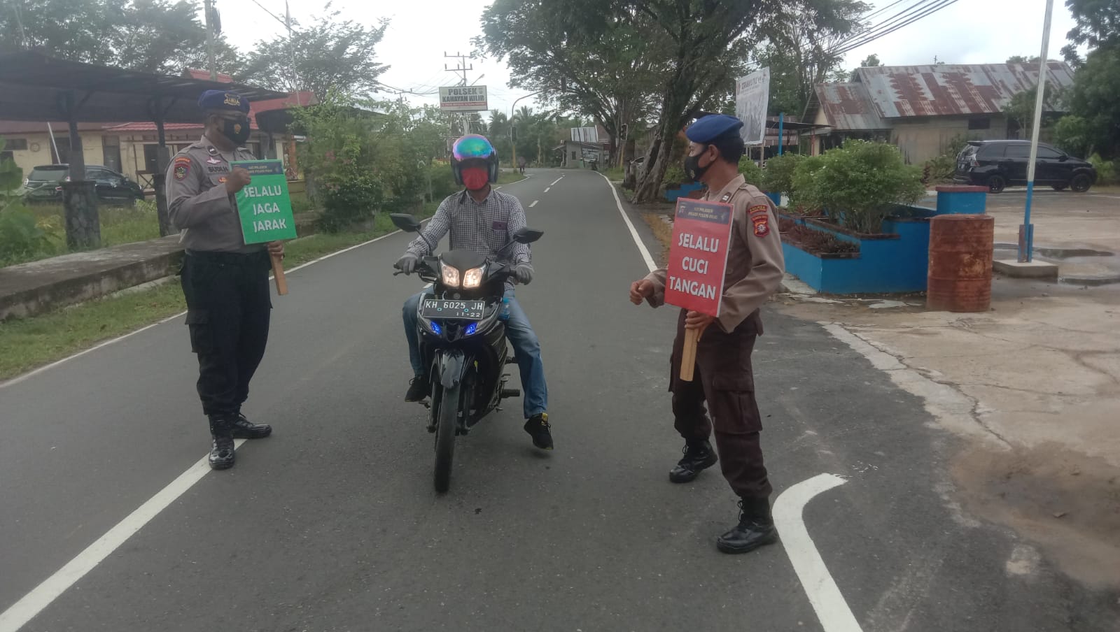 Anggota Satpolairud Berikan Himbauan Guna Memutus Rantai COVID-19 Di Pemukiman Masyarakat Di bantaran Das Kahayan