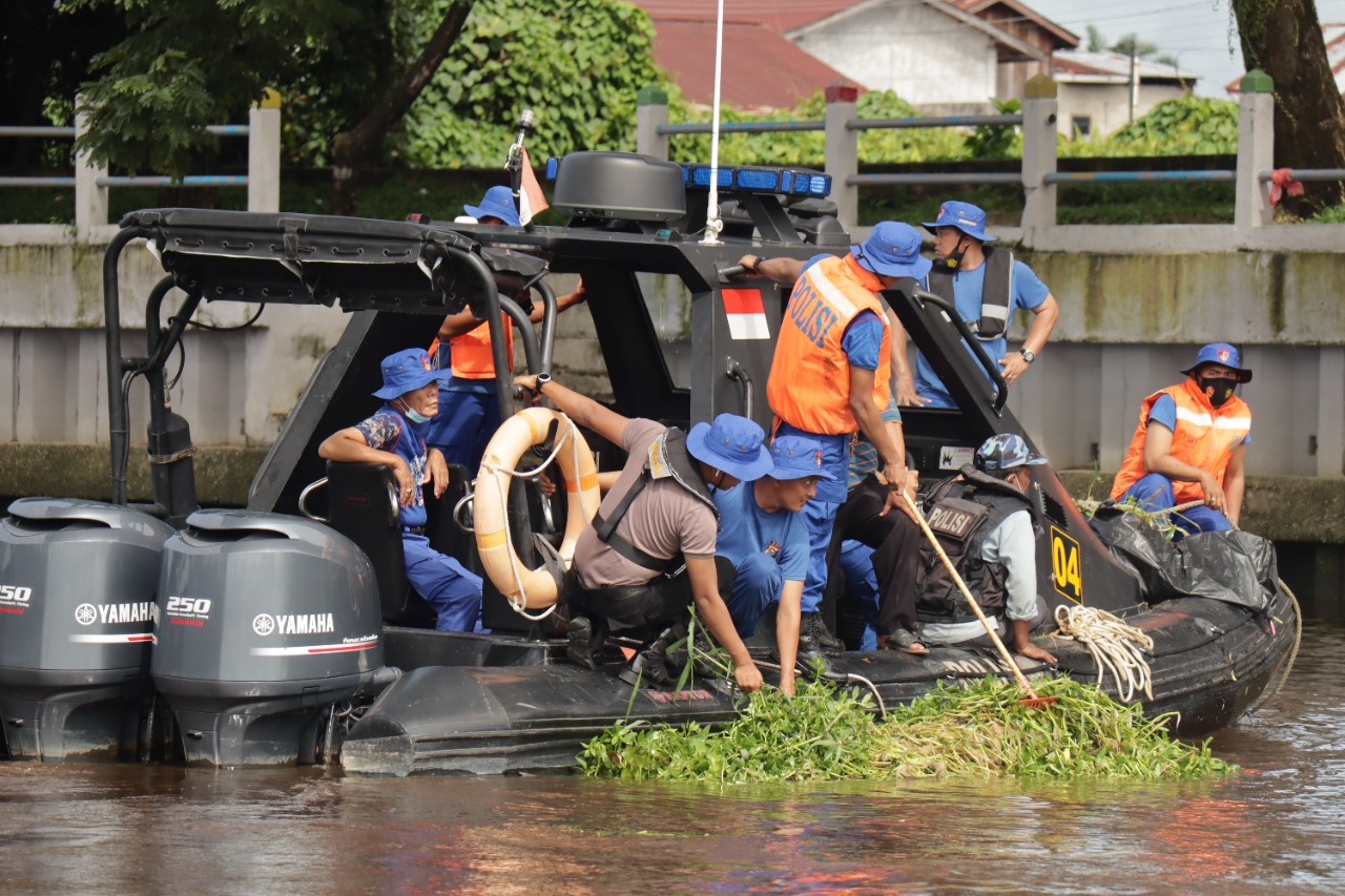 Ditpolairud Polda Riau menggelar aksi sosial bersih pantai dan sungai