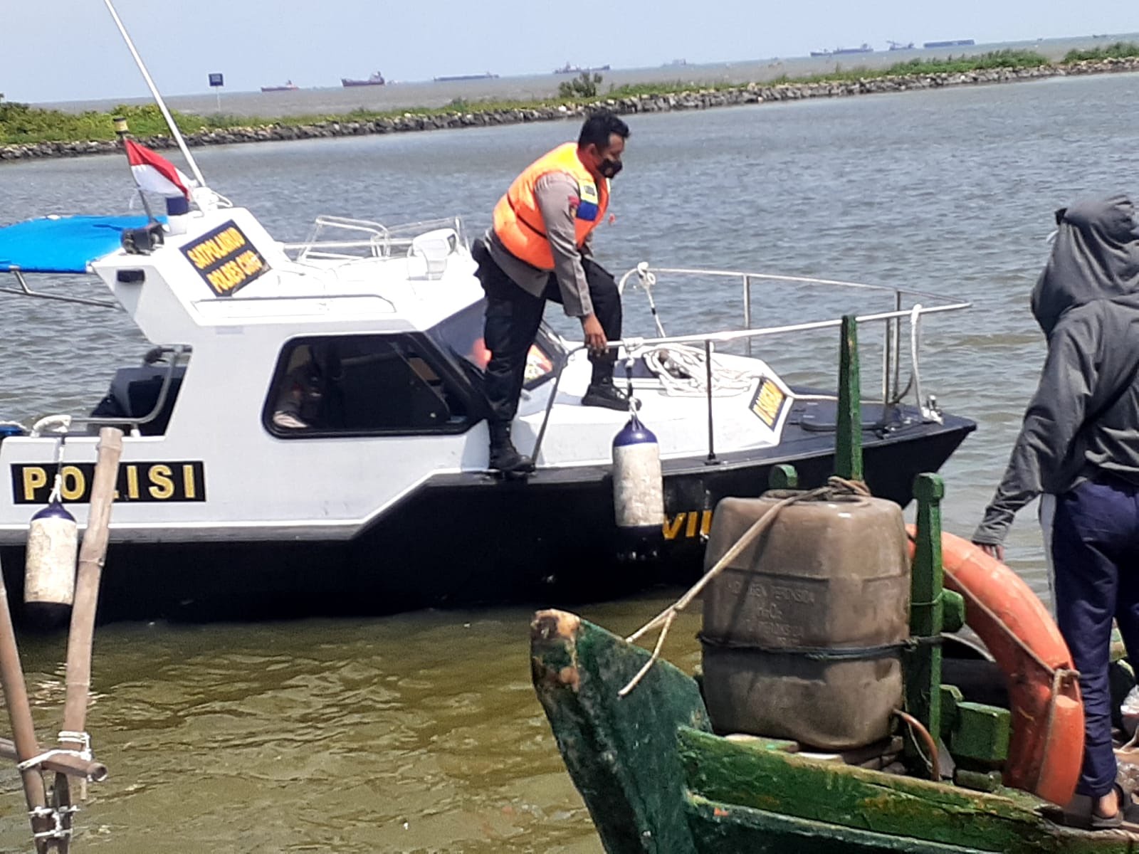 Polairud Polres Cirebon Kota Cekatan Bantu Nelayan Yang Terombang Ambing Ombak Karena Kerusakan mesin Kapalnya