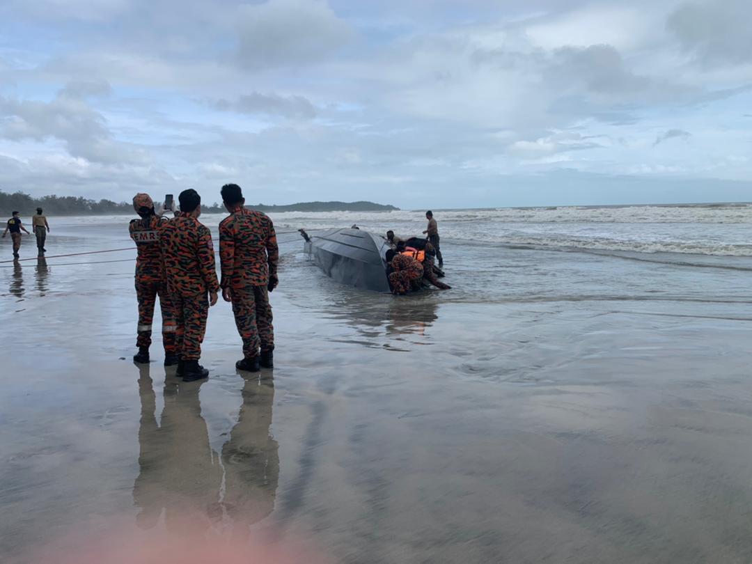 Korpolairud baharkam polri kerahkan kapal dan hellikopter untuk pencarian korban boat TKI yang karam di Johor baru