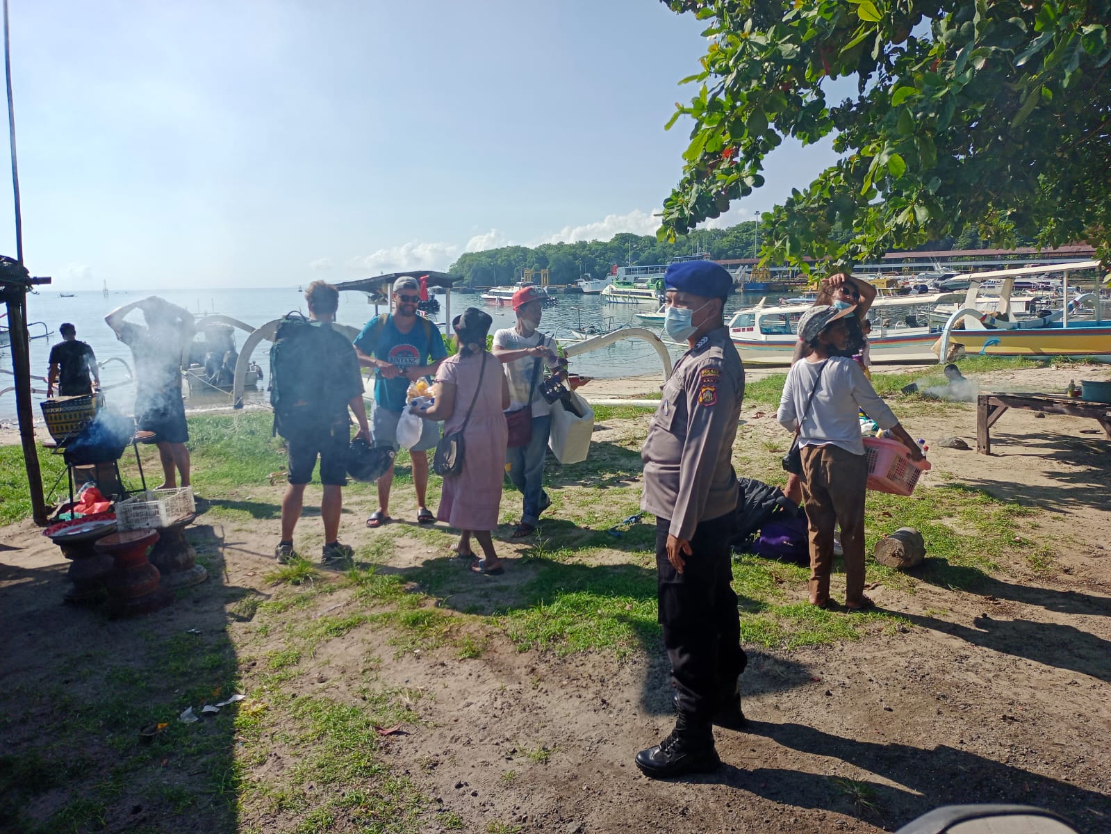 Sosialisasikan Penerapan Protokol Kesehatan, Personel sat Polairud Polres Karangasem Sambangi Pesisir Padangbai.