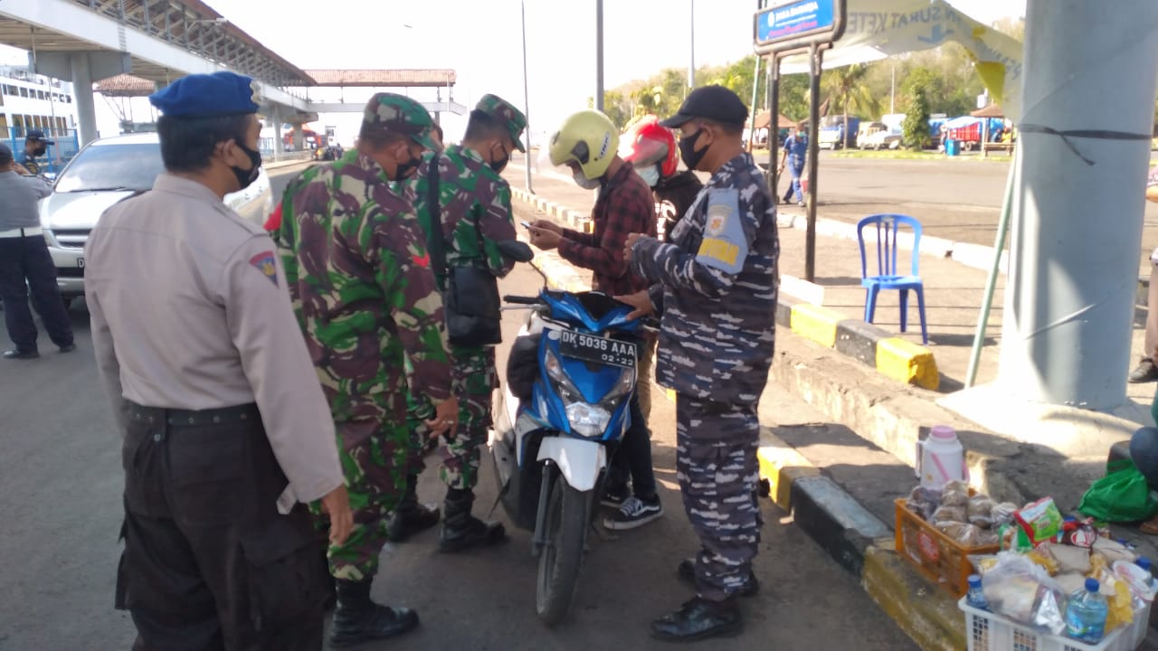Sat Polairud Ciptakan Kondisi Kamtibmas Wilkum Polres Karangasem Tetap Kondusif Jelang Natal Dan Tahun Baru Dengan Melaksanakan Pengamanan Bersinergi Dikawasan Pelabuhan Padangbai
