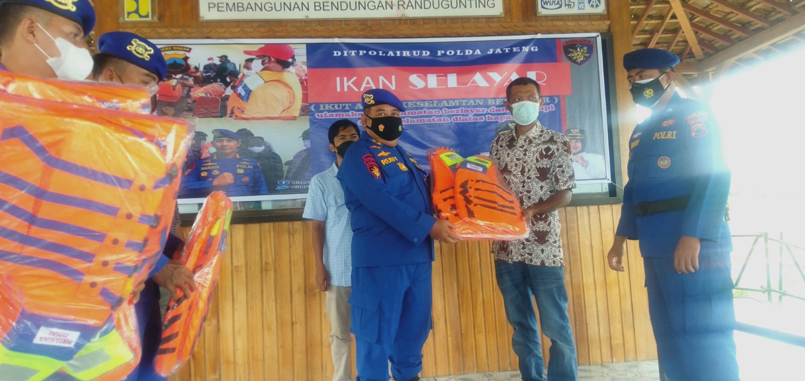 Program Ikan Selayar, Ditpolairud Bagikan Life Jacket di wisata waduk Randugunting