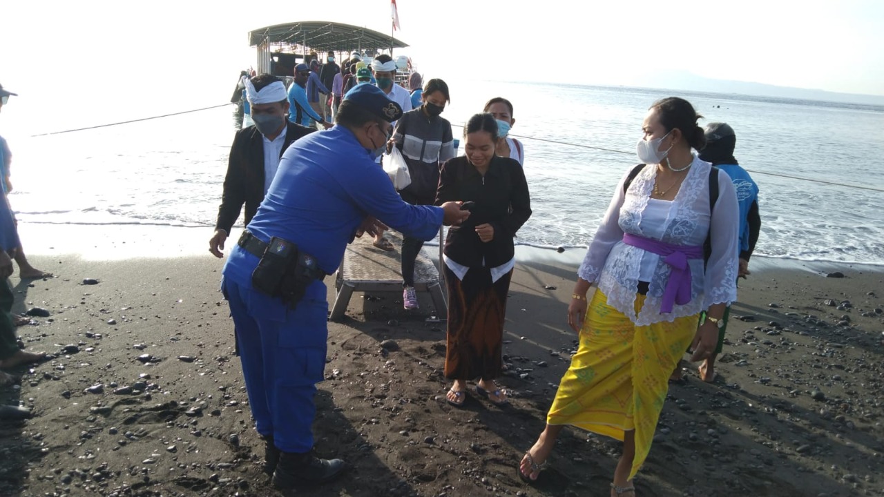 Sat Polairud Polres Klungkung Berikan Imbauan Prokes Serta Bagikan Masker Di Pelabuhan Tribuana Dan Kampung Kusamba