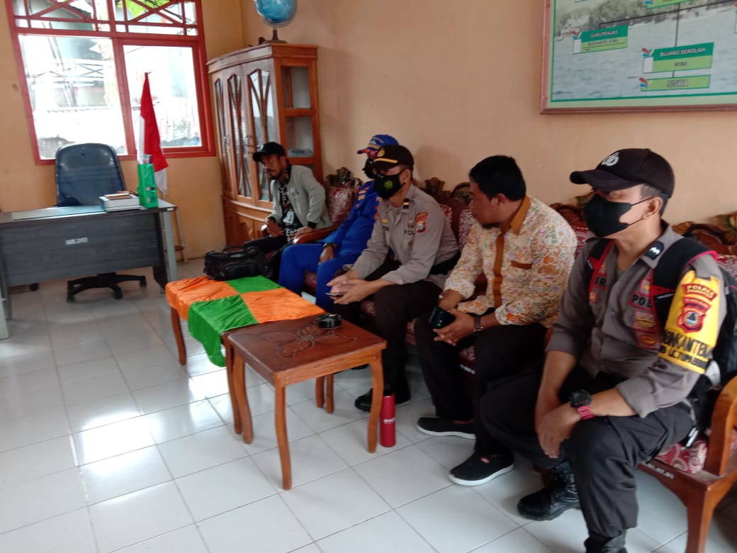 Wakapolsek Bersama Kanit Patroli Sat Polairud Polres Pangkep dan Bhabinkamtibmas Dampingi Tim Medis Puskesmas Sabutung Laksanakan Koordinasi Kepada Kepsek dan Guru – guru di SDN 10 Pulau Sapuli