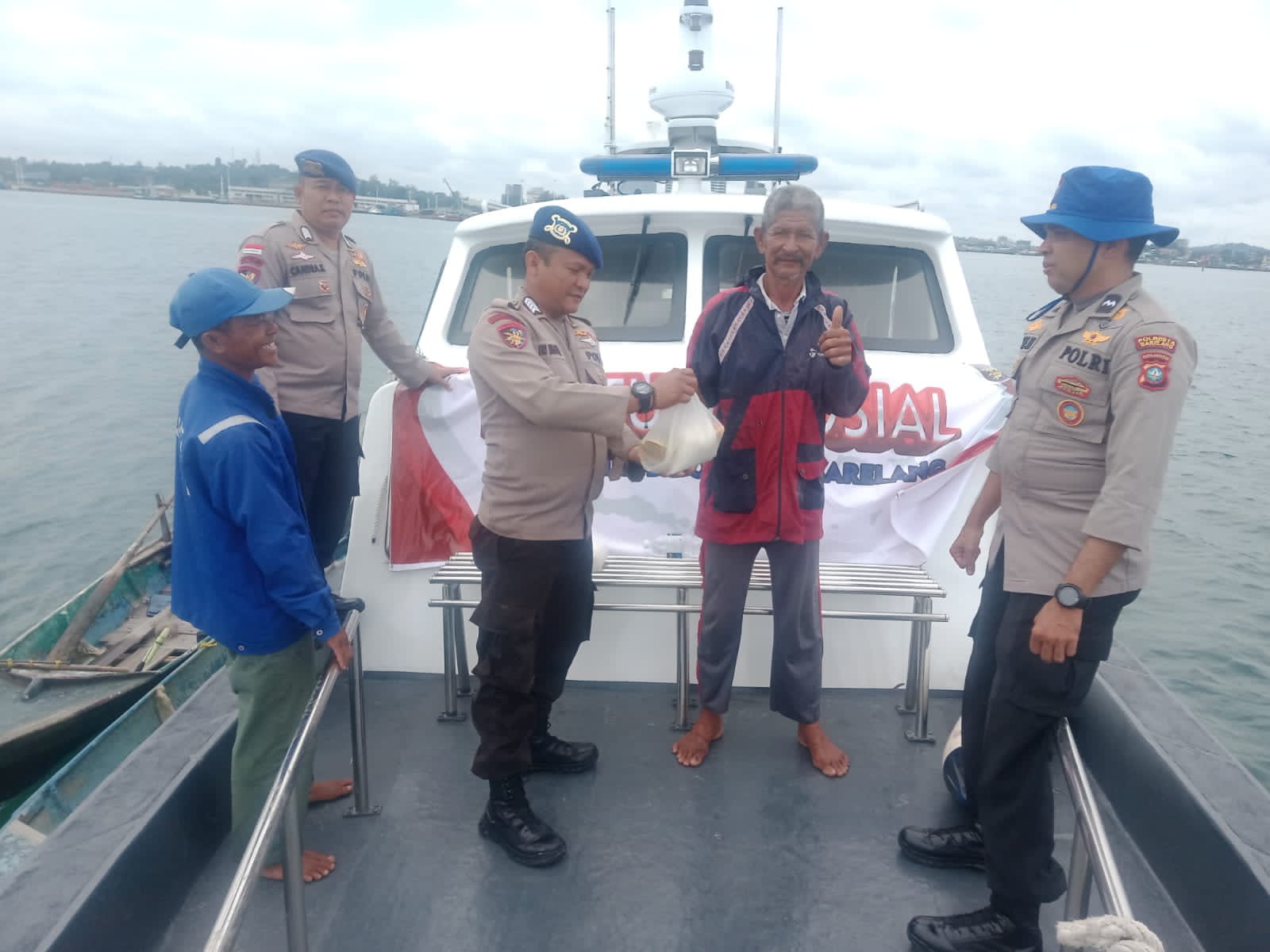 Sat Polairud Polresta Barelang Beri Bantuan Sosial Kepada Nelayan dan Buruh Panggul yang Terdampak Penyesuaian Harga BBM