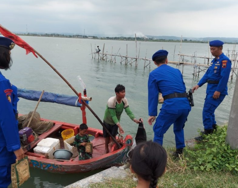Satpolairud Polres Kendal Bagi-bagi Takjil Gratis di Pelabuhan Kendal