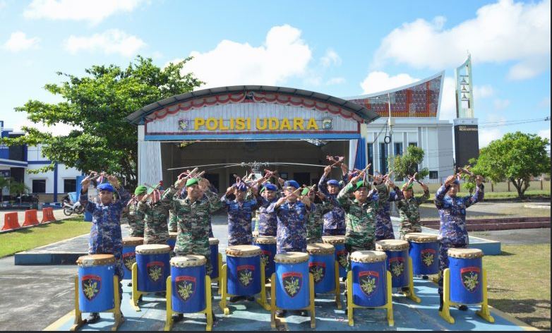 Tingkatkan Sinergitas, Ditpolairud Polda Babel dan Personel TNI Tampilkan Kesenian Rampak Bedug