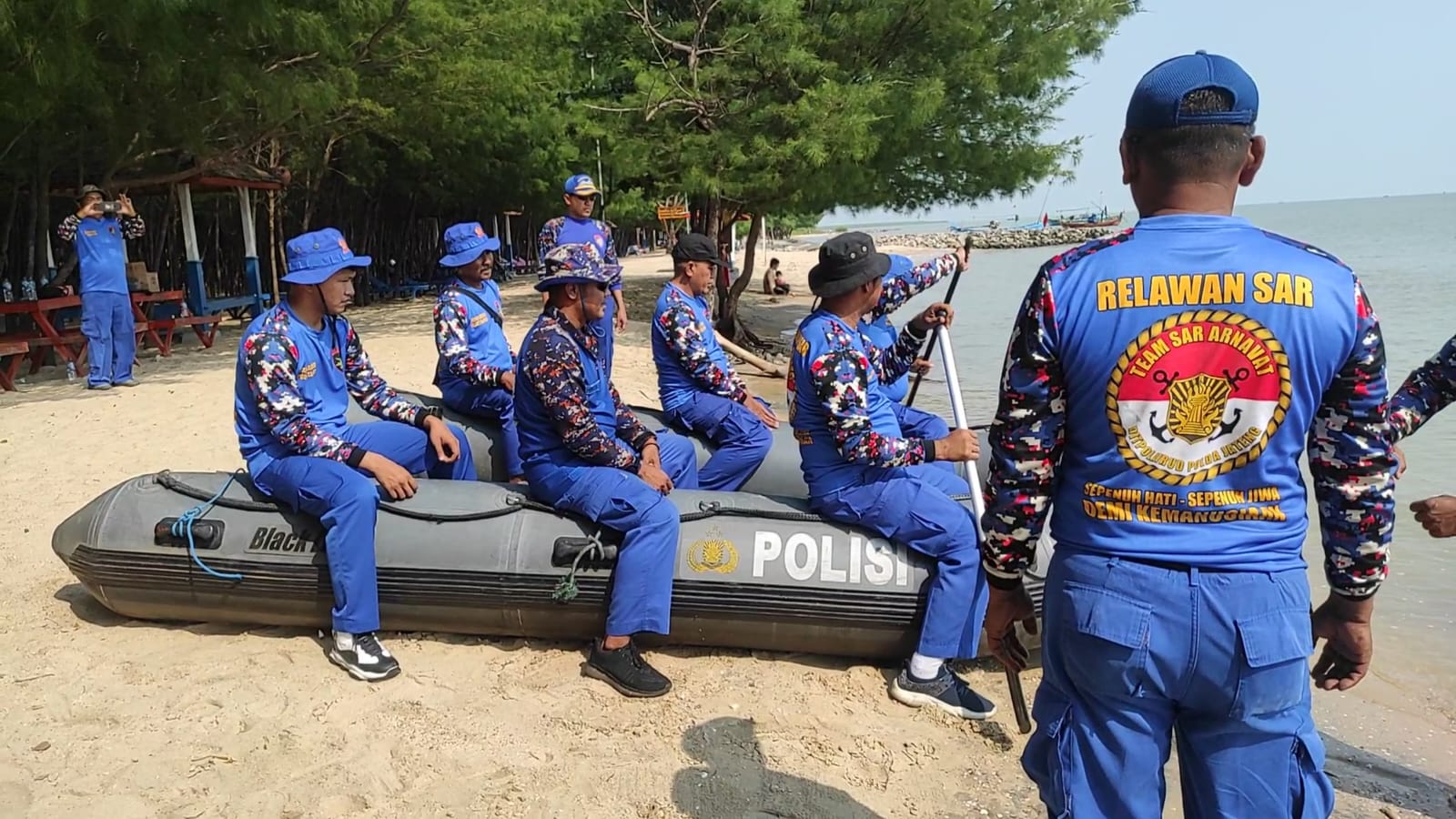 Tingkatkan Skill Operasionalkan Peralatan, Satpolairud Polresta Pati Gelar Latihan SAR Perairan di Pantai Wates