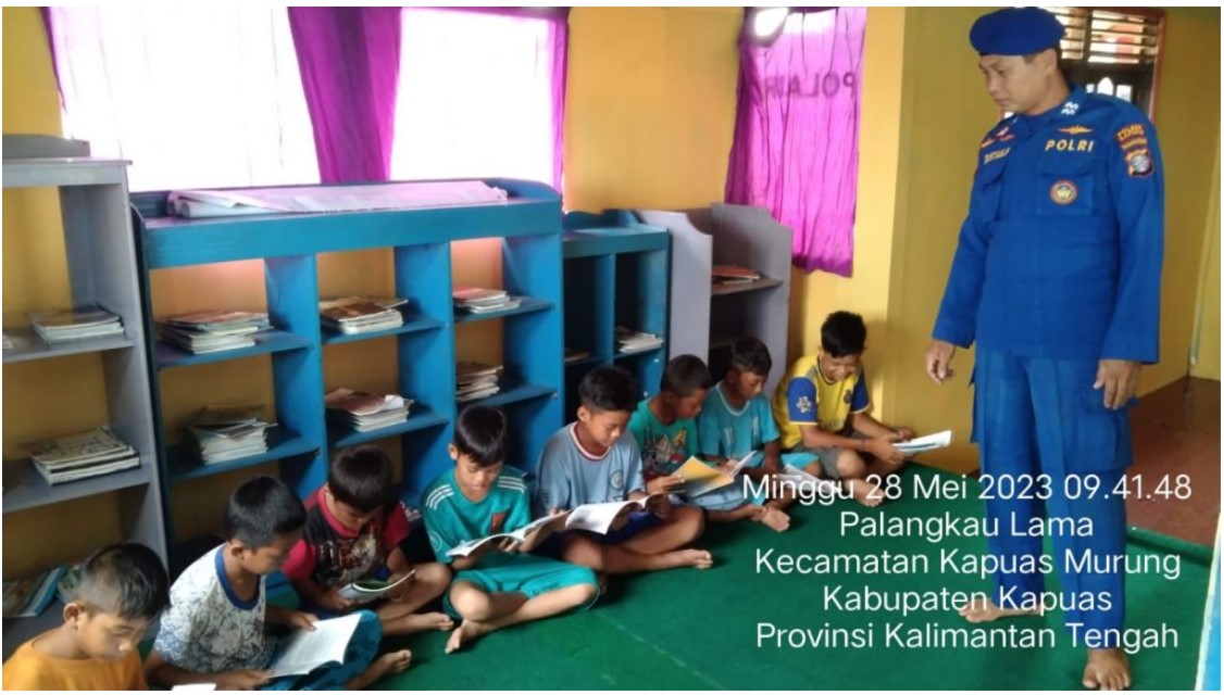 Satpolairud Polres Kapuas Ajak Anak-anak Belajar di Pondok Baca Pos Polair Palangkau Lama