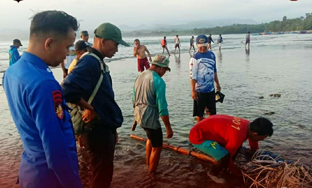 Kapal Nelayan Tergulung Ombak, Sat Polairud Polres Garut Bantu Evakuasi