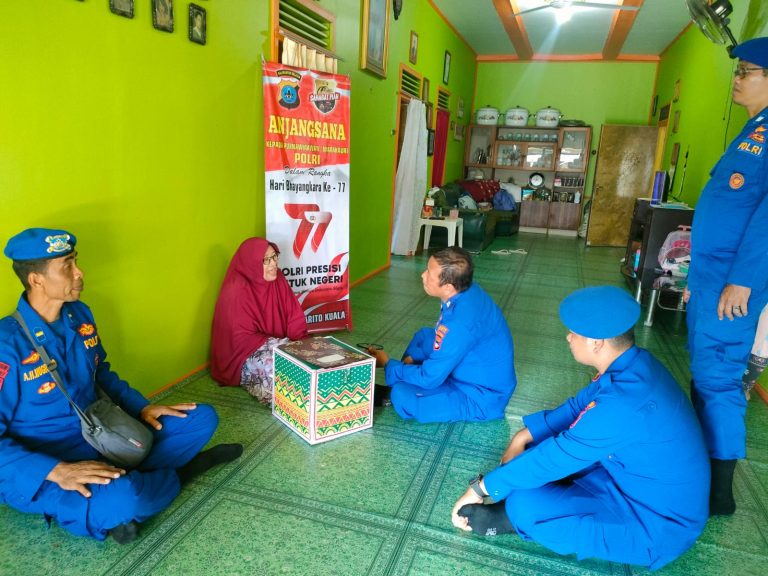 Sambut Hari Bhayangkara ke 77 Sat Polairud Lakukan Anjangsan Berikan Paket Sembako Kepada Warakauri