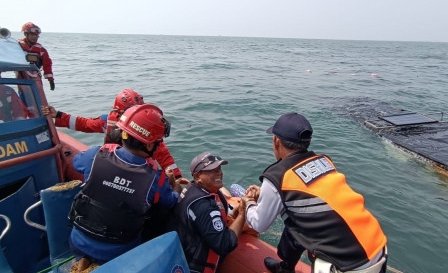 Petugas Evakuasi 54 Orang dari KM Ali Baba yang Karam di Kepulauan Seribu