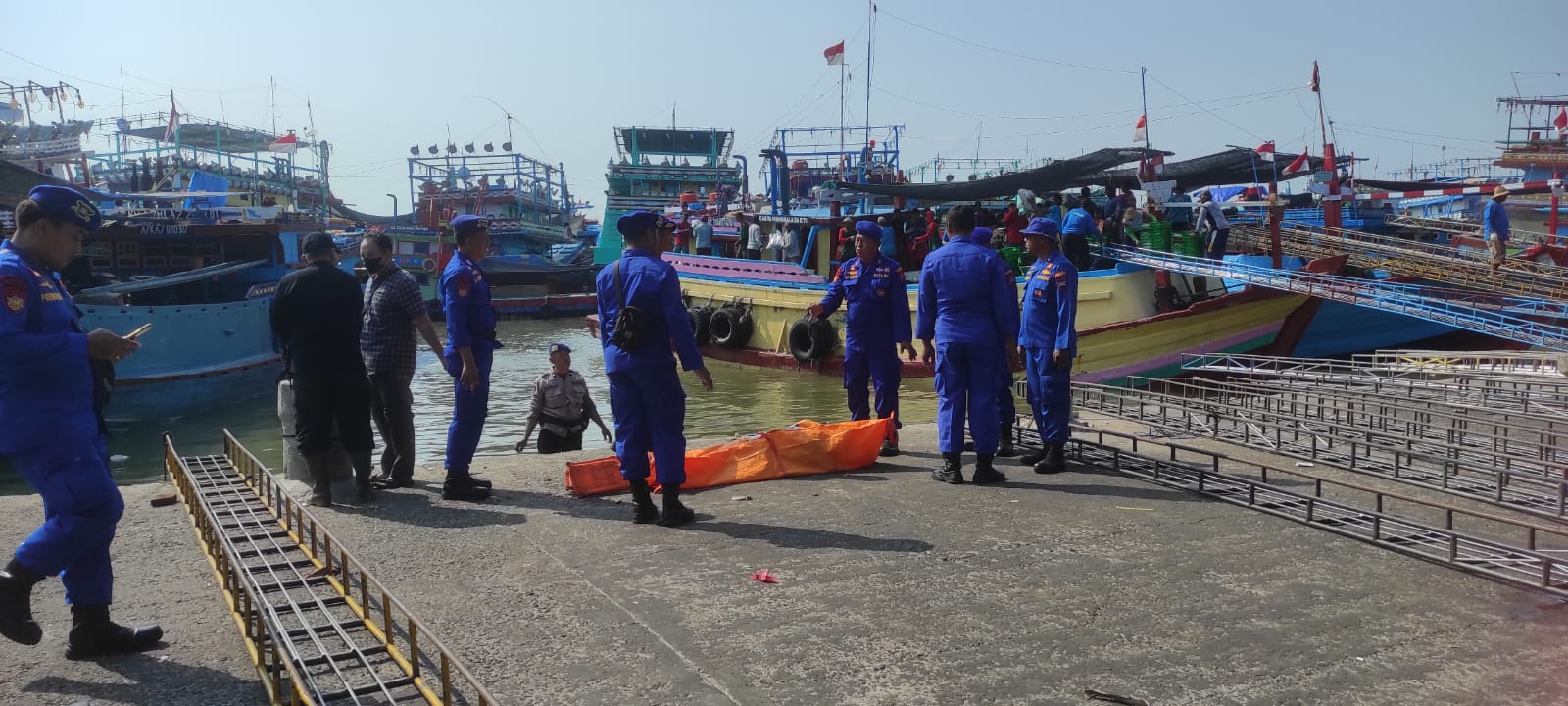 Satpolairud Polresta Pati Evakuasi Mayat di Sungai Silugonggo Juwana